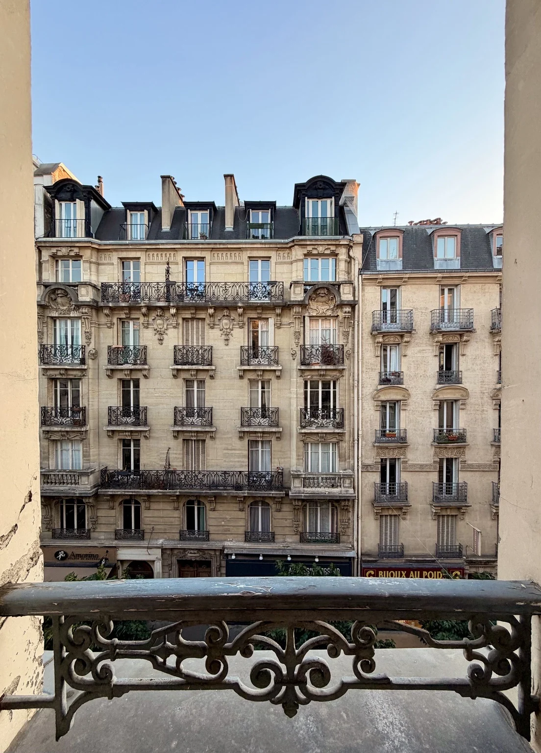 La vista dal monolocale su rue des Abbesses